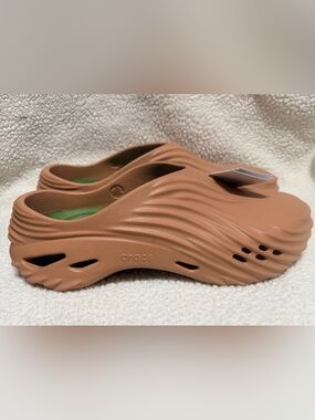 CROCS Wave-Textured Clog in Brown